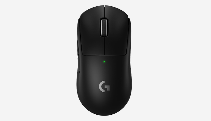 Un mouse nero Logitech è centrato su uno sfondo bianco. Il mouse ha una rotella di scorrimento e un logo "G".