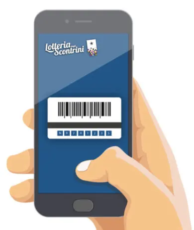 Una mano tiene un telefono con codice a barre. L'app "Lotteria degli Scontrini" � aperta sullo schermo blu.
