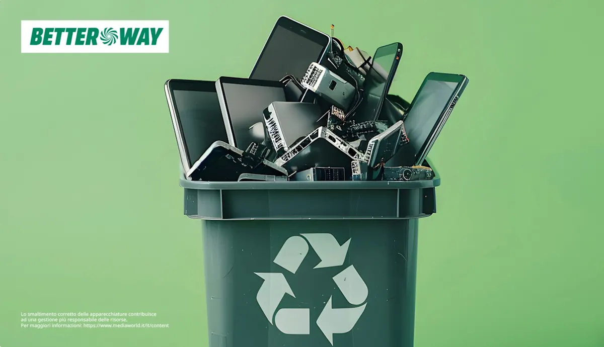 Su sfondo grigio, parti di computer: tastiere nere, scheda madre blu, cavi piatti e schermo di smartphone.