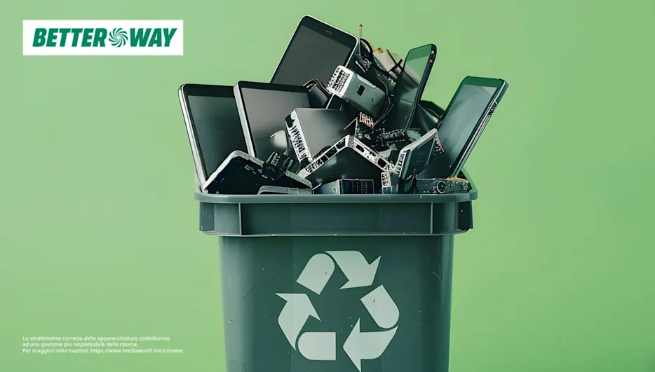 Su sfondo grigio, parti di computer: tastiere nere, scheda madre blu, cavi piatti e schermo di smartphone.