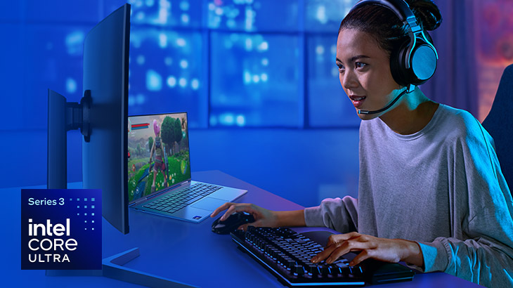 Una ragazza davanti al pc