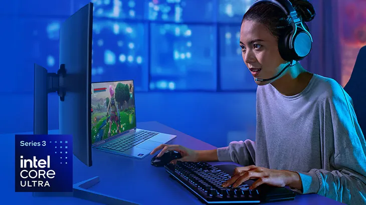 Una ragazza davanti al pc