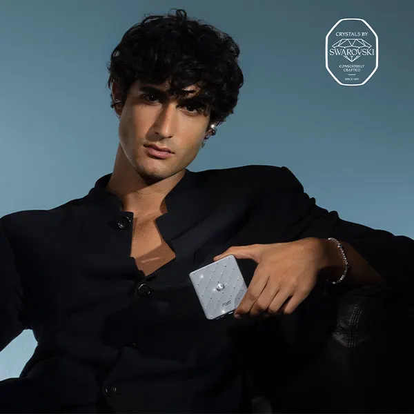 uomo che ha in mano il Motorola Razr 60 Swarovski Limited edition