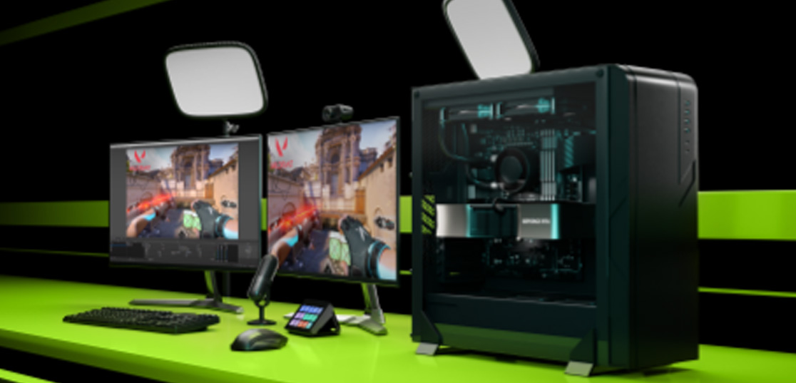 Due monitor affiancati mostrano un videogioco, con PC tower nero, tastiera, mouse e microfono su una scrivania verde.