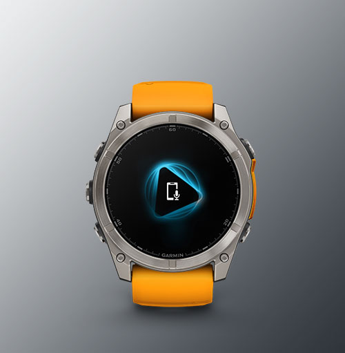 Orologio digitale con cinturino arancione. Il display nero mostra un microfono bianco su un triangolo blu.