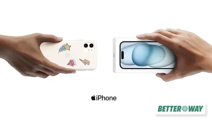 Due mani tengono un iPhone con adesivi e una scatola di iPhone su sfondo bianco.