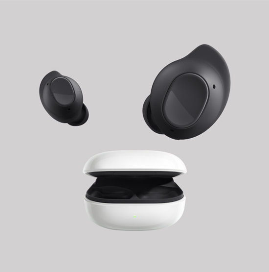 Due auricolari neri e una custodia bianca e nera su sfondo grigio chiaro.