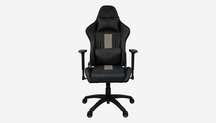 Sedia da gaming nera con strisce grigie verticali sullo schienale e sul sedile, su sfondo bianco.