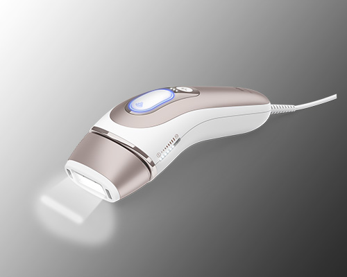 Dispositivo bianco e grigio con cavo, su sfondo sfumato grigio. Emette luce bianca da un'estremit�.