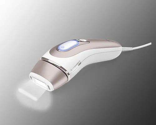 Dispositivo bianco e grigio con cavo, su sfondo sfumato grigio. Emette luce bianca da un'estremit�.