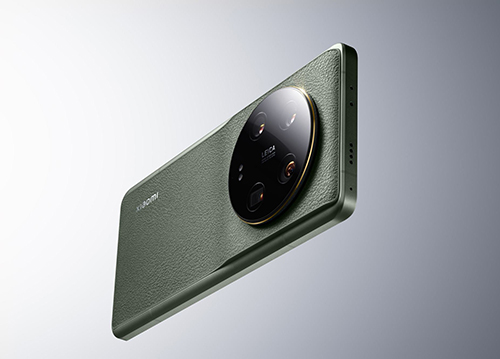 Vista angolata di uno smartphone grigio con una grande lente della fotocamera circolare nera sul retro.