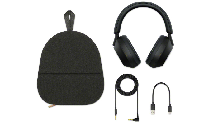 Custodia nera, cuffie over-ear, cavi audio e USB su sfondo bianco.