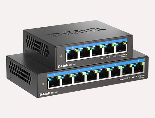 Due switch D-Link neri impilati su sfondo chiaro. Hanno prese ethernet con indicatori luminosi e griglie di ventilazione laterali.