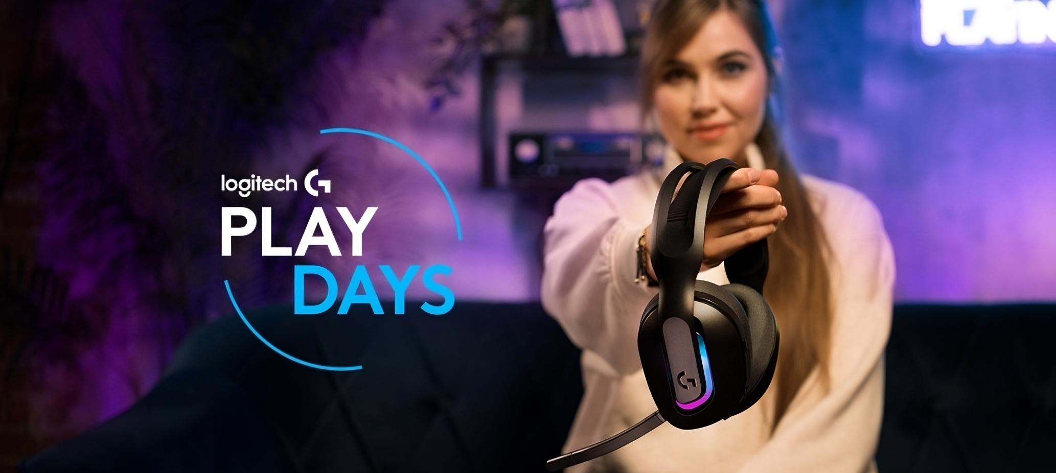 Donna guarda verso l'obiettivo e tiene in mano un paio di cuffie logitech nere