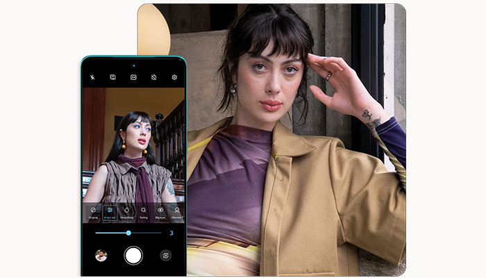 Donna in giacca beige accanto a smartphone. Lo schermo mostra una donna con orecchini e foulard viola.