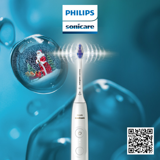 Sullo sfondo blu, uno spazzolino elettrico bianco Philips Sonicare accanto a una palla di vetro con Babbo Natale e un codice QR.
