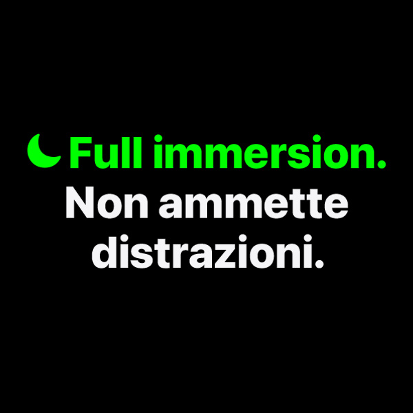 Scritta verde e bianca "Full immersion non ammette distrazioni" su sfondo nero 