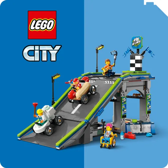 Due figure LEGO City: un uomo in uniforme verde-blu con valigetta e una donna con giacca multicolore e valigia nera. Fondo blu e verde.