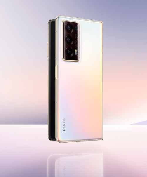 Due smartphone affiancati: uno nero e uno bianco con modulo fotocamera rettangolare e scritta "HONOR". Sfondo sfumato.