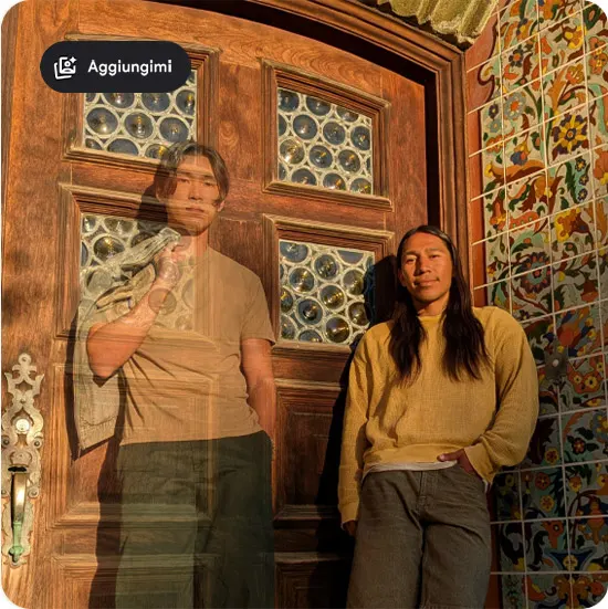 Due persone in piedi davanti a una porta di legno con finestre circolari e piastrelle decorative.