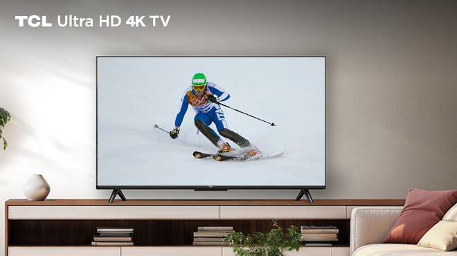 Soggiorno con TV che mostra un uomo che scia in modo professionale per le olimpiadi