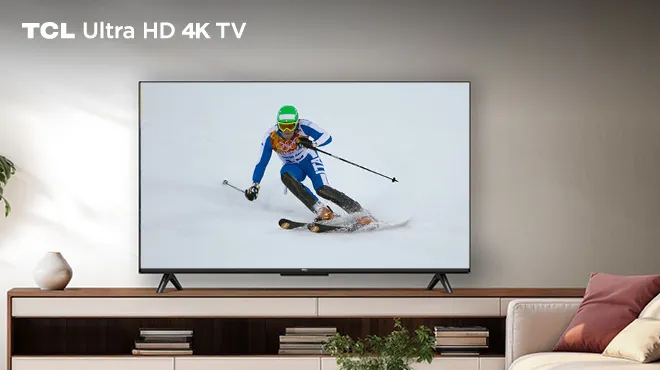 Soggiorno con TV che mostra un uomo che scia in modo professionale per le olimpiadi