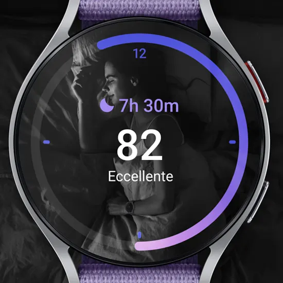 Orologio digitale con display che mostra dati sul sonno: ore, punteggio 82 e valutazione "eccellente". Cinturino tessuto viola.