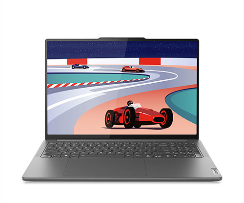 Ecco un laptop grigio su uno sfondo bianco. Lo schermo mostra un'illustrazione di auto da corsa su una pista.