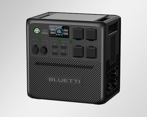 Generatore di energia portatile nero con display digitale, prese multiple e marchio "BLUETTI" su sfondo grigio chiaro.