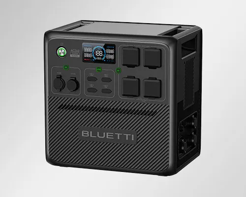 Generatore di energia portatile nero con display digitale, prese multiple e marchio "BLUETTI" su sfondo grigio chiaro.