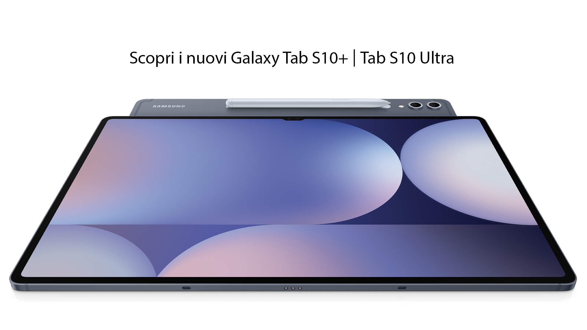 Tablet Samsung su superficie bianca con sfondo schermo astratto, penna digitale e secondo tablet visibili.