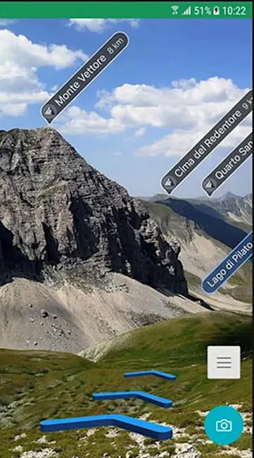 Vista di montagna con etichette digitali per Monte Vettore, Cima del Redentore e Lago di Pilato su un dispositivo mobile.