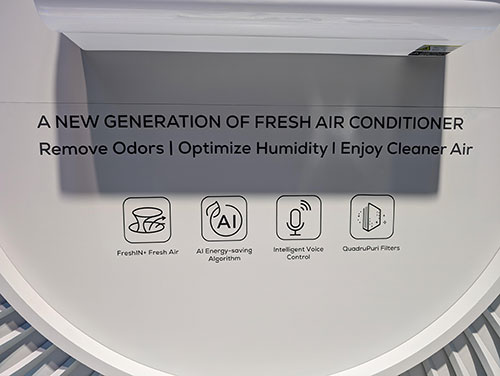 Condizionatore d'aria bianco con testo che descrive le funzioni di purificazione e icone per aria fresca, AI, controllo vocale e filtri.