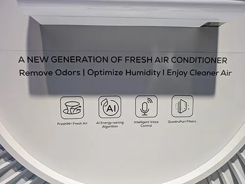 Condizionatore d'aria bianco con testo che descrive le funzioni di purificazione e icone per aria fresca, AI, controllo vocale e filtri.