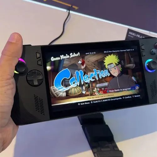 Schermo di console portatile che mostra il menu di gioco "Collection" con personaggio di Naruto. Pulsanti a sinistra e destra.