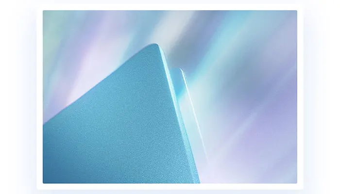 bordo di un notebook da cui escono luci