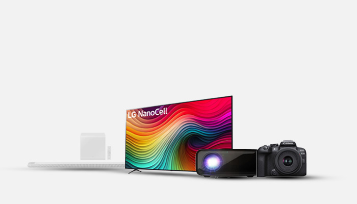 Un televisore LG NanoCell mostra onde colorate, affiancato da un proiettore nero e una fotocamera DSLR su sfondo bianco.