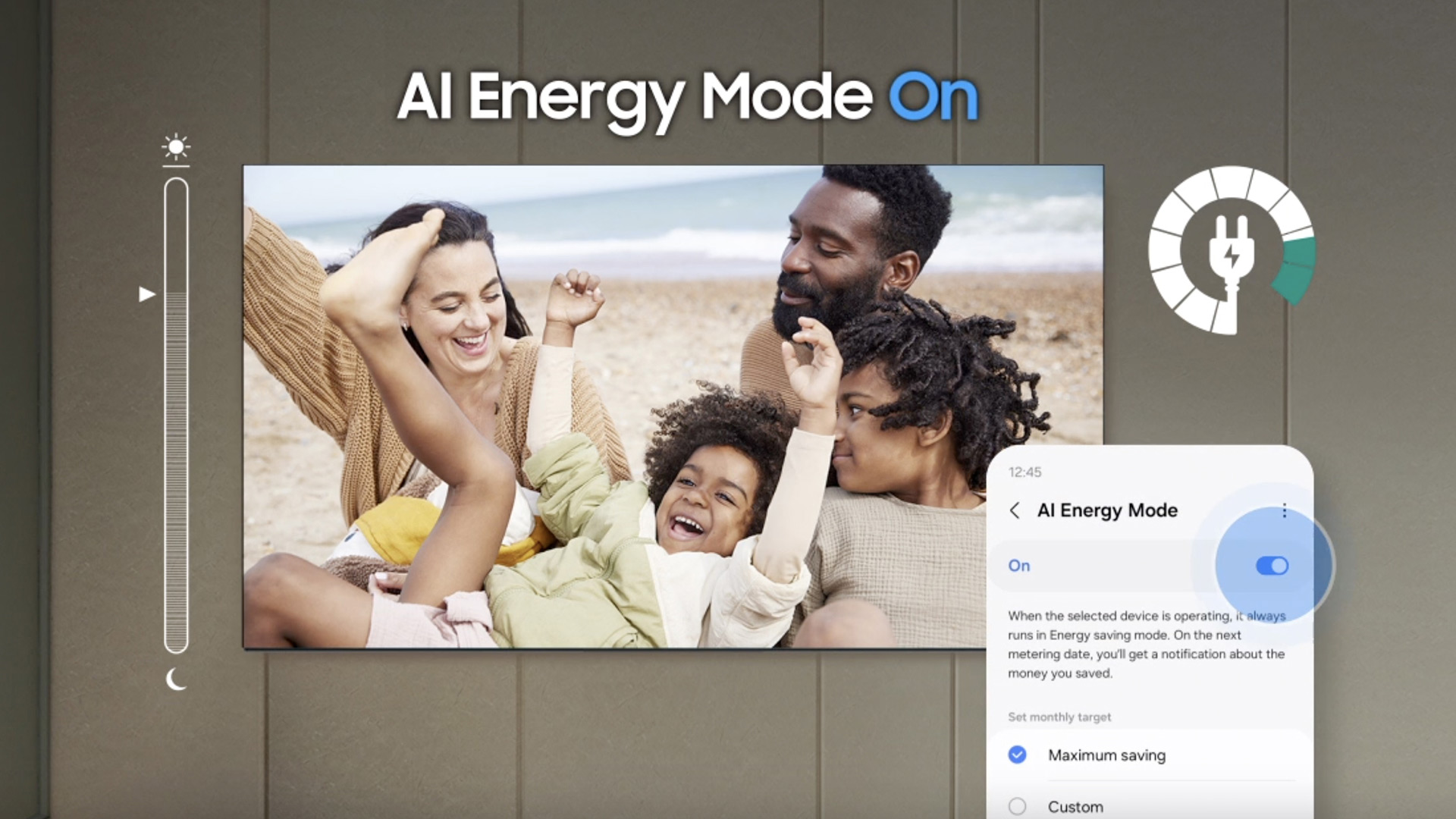 Schermo con modalità risparmio energetico AI attivata e famiglia felice su spiaggia. Interfaccia utente blu chiaro.