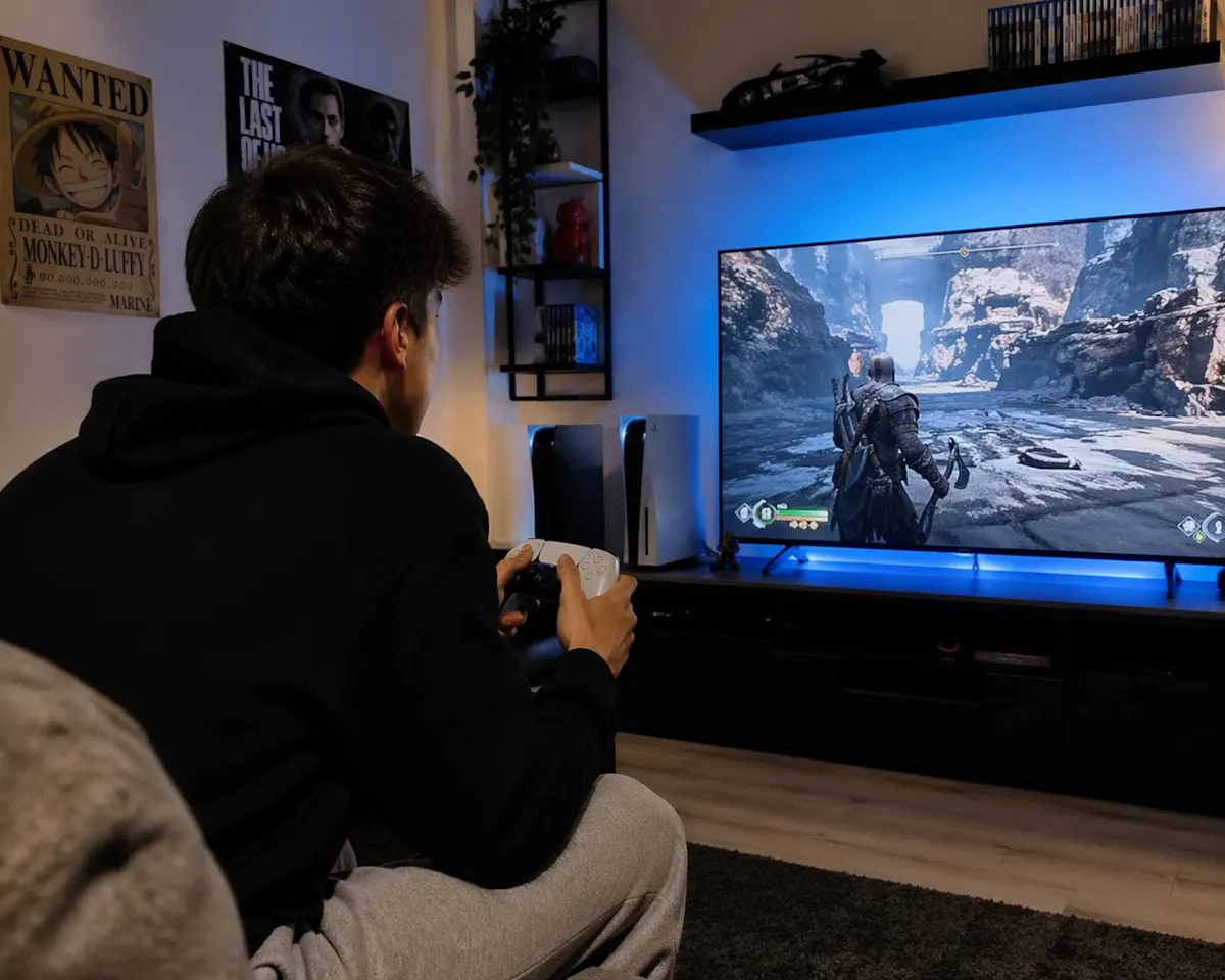 ragazzo che gioca con una PS5