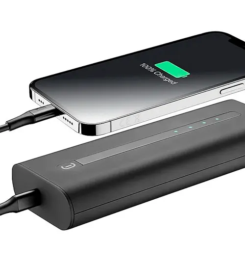 Telefono grigio collegato a power bank nera tramite cavo. Lo schermo mostra "100% Charged".