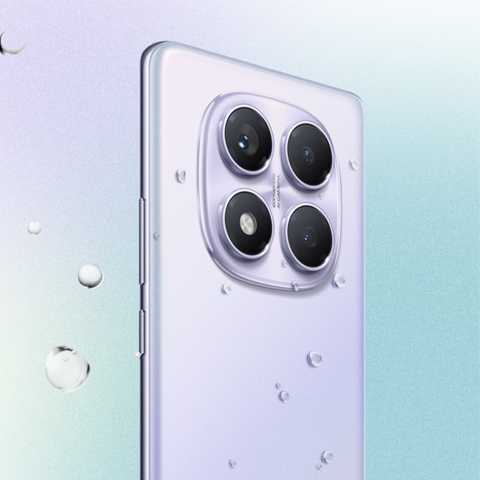 Un telefono cellulare viola chiaro con quattro fotocamere circolari è mostrato su uno sfondo sfumato con gocce.