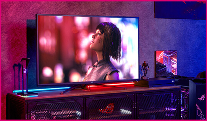 TV su mobile in metallo con schermo acceso. Accessori e illuminazione LED blu e rossa. Sfondo viola.