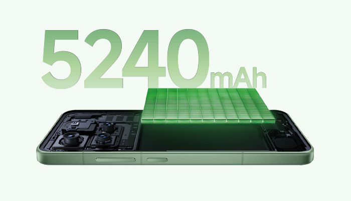 Telefono verde con componenti interni esposti e display verde a griglia. Numero "5240 mAh" in alto.