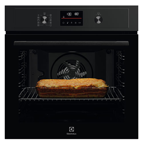 Forno nero con teglia su griglia interna. Ventola visibile sul fondo. Display digitale in alto.