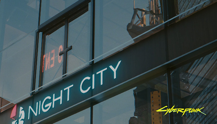 Insegna di "Night City" illuminata su edificio con riflessi e logo "Cyberpunk" giallo.