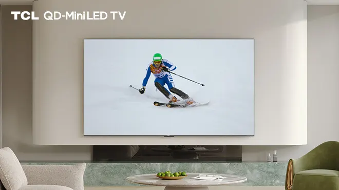 TV TCL mostra un uomo che scia in modo professionale