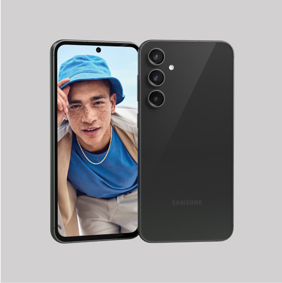 Un telefono nero con tre fotocamere accanto a un telefono che mostra una persona con un cappello blu.