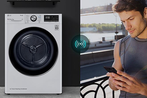 Lavatrice bianca LG a sinistra, uomo con smartphone a destra, connessione Wi-Fi visualizzata al centro.