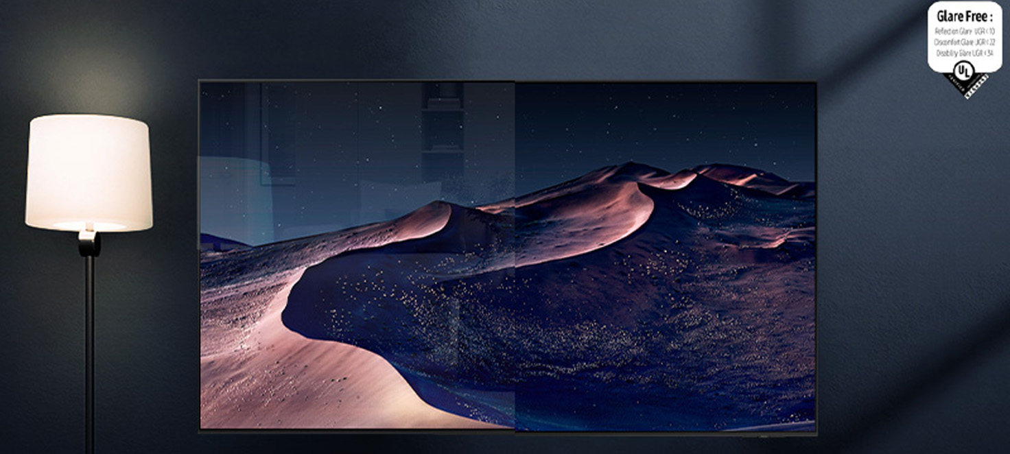 Un televisore grande appeso sul muro, con trasmessa un'immagine di montagne sabbiose piu' l'icon di glarefree vicino alla TV