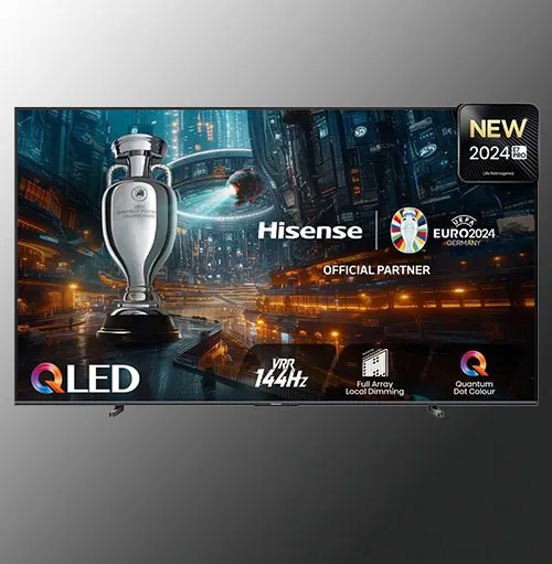 Schermo TV Hisense che mostra un trofeo, il logo di Euro 2024 e scritte promozionali su sfondo urbano.